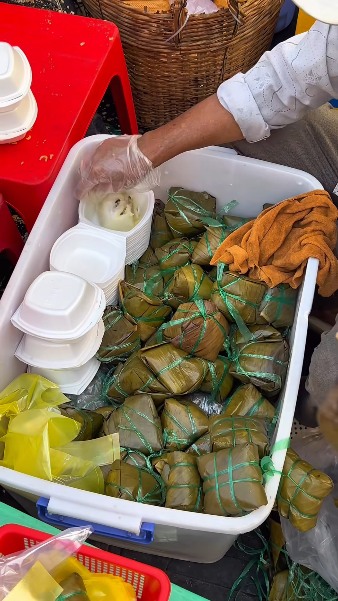 Quán cũng phục vụ bánh giò cho thực khách. Khẩu phần cho một suất cũng rất nhiều. (Ảnh chụp màn hình) Quán cũng phục vụ bánh giò cho thực khách. Khẩu phần cho một suất cũng rất nhiều. (Ảnh chụp màn hình)