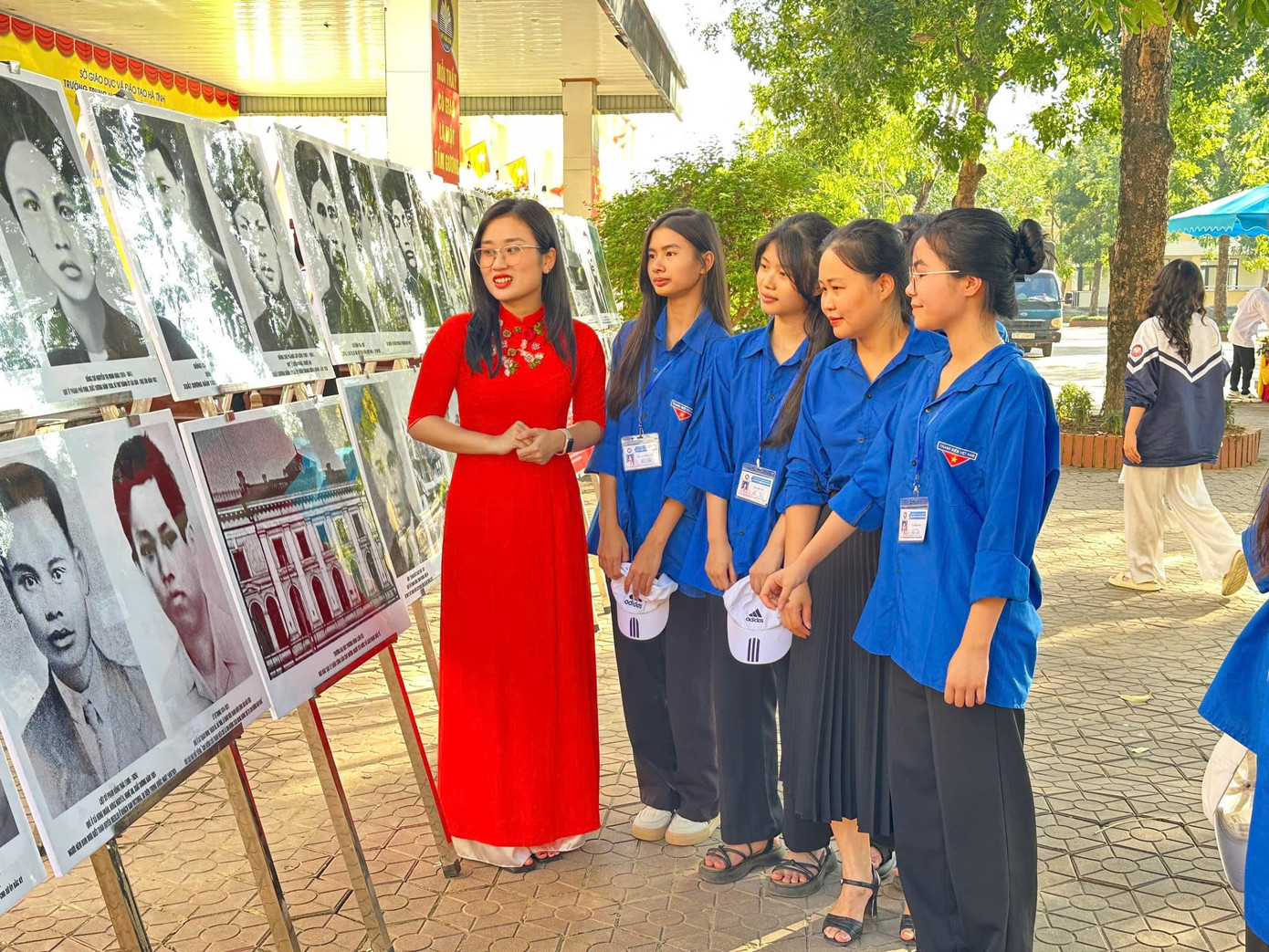 Buổi sinh hoạt đã giúp các bạn đoàn viên thanh niên hiểu hơn về hành trình giành độc lập đầy gian nan của thế hệ cha ông, qua đó giúp các bạn trẻ tự hào hơn về truyền thống đấu tranh oanh liệt của nhân dân Hà Tĩnh. Ảnh: Đoàn trường THPT Nghi Xuân Buổi sinh hoạt đã giúp các bạn đoàn viên thanh niên hiểu hơn về hành trình giành độc lập đầy gian nan của thế hệ cha ông, qua đó giúp các bạn trẻ tự hào hơn về truyền thống đấu tranh oanh liệt của nhân dân Hà Tĩnh. Ảnh: Đoàn trường THPT Nghi Xuân