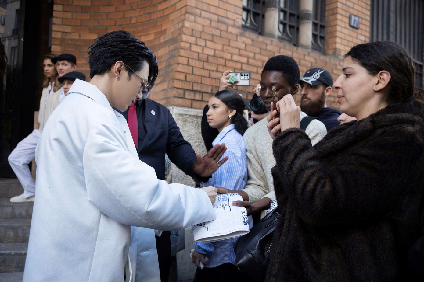 Anh bày tỏ cảm xúc hạnh phúc khi được đón nhận và ủng hộ ở nước ngoài. Anh bày tỏ cảm xúc hạnh phúc khi được đón nhận và ủng hộ ở nước ngoài.