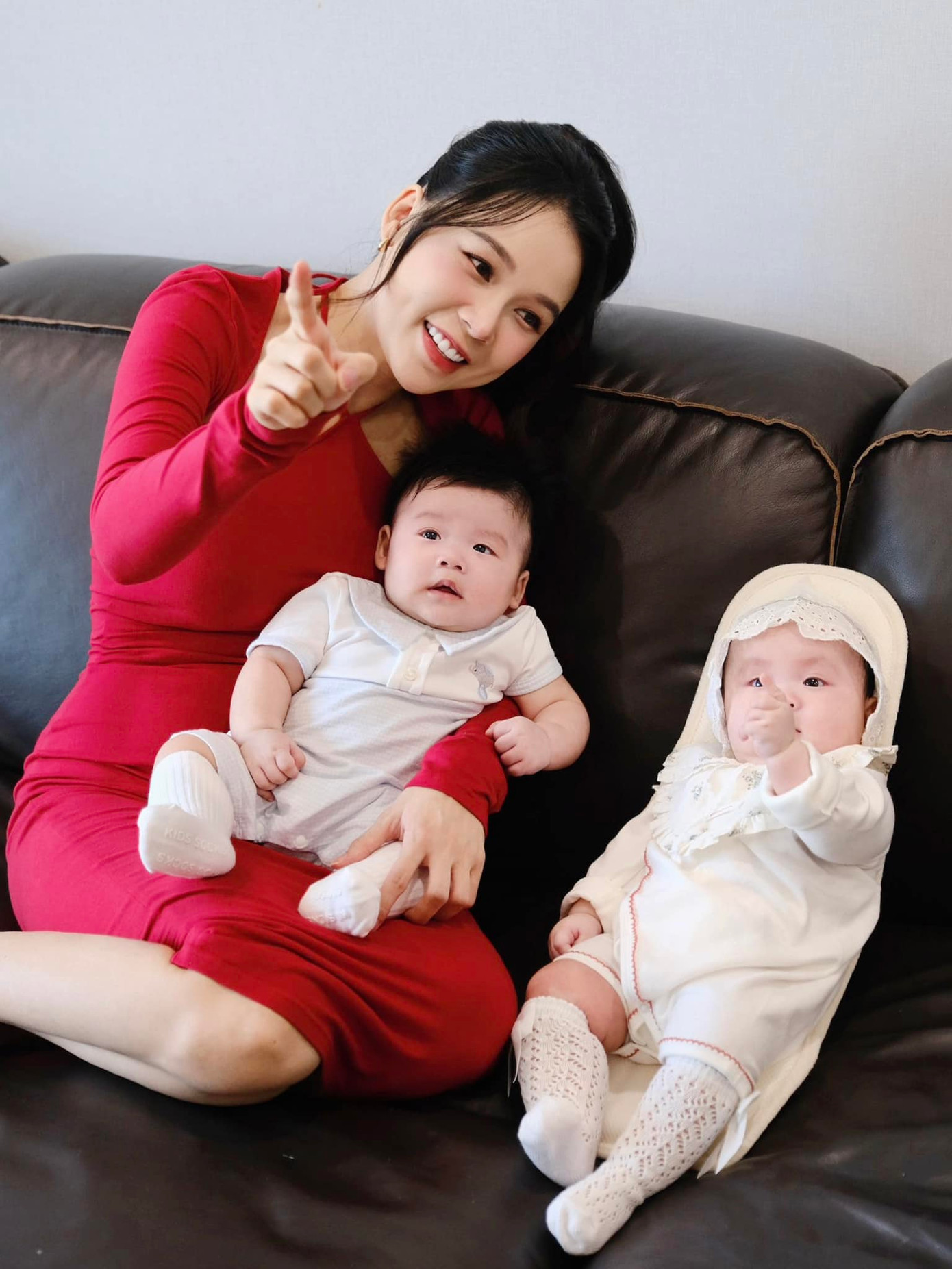 Gia đình Sam đón "đủ nếp đủ tẻ" trong năm Rồng. Gia đình Sam đón "đủ nếp đủ tẻ" trong năm Rồng.