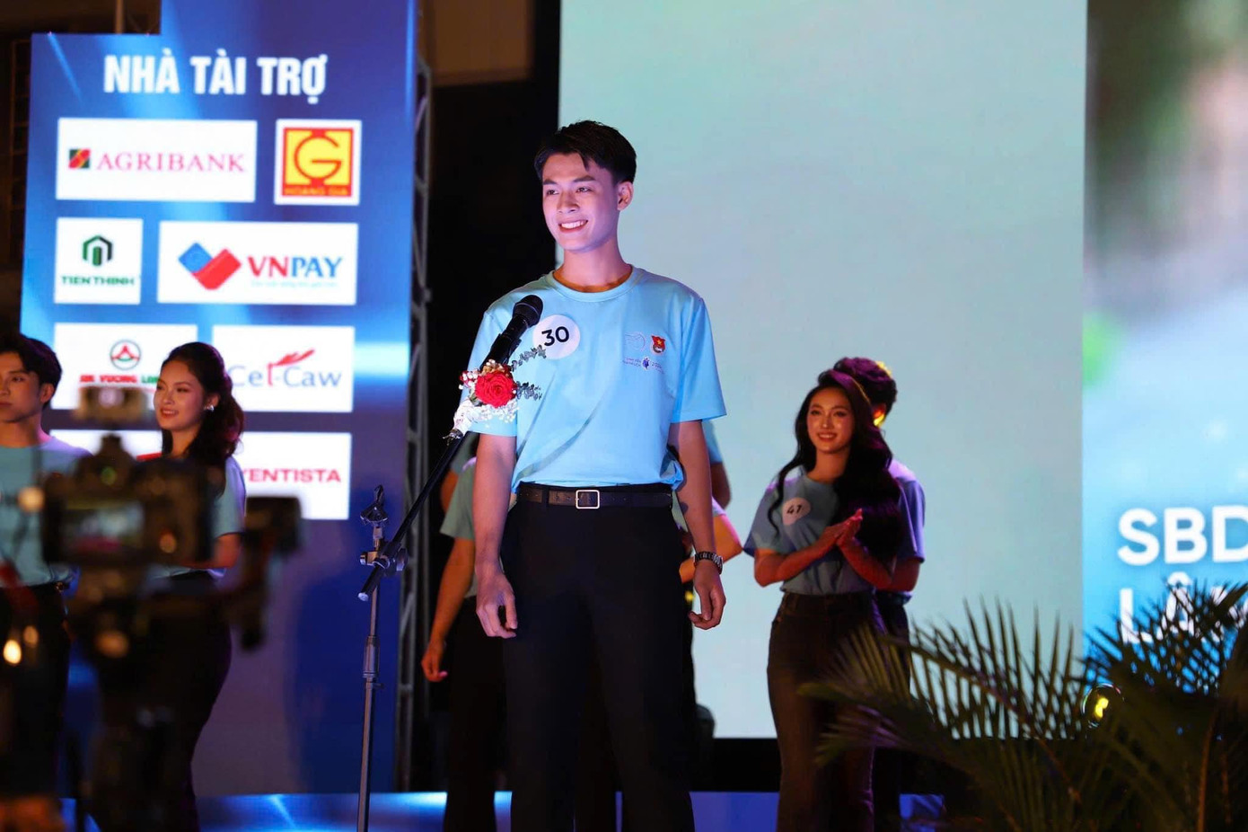 Sở hữu ngoại hình "sáng sân khấu" cùng tài năng vốn có, Quốc Dũng đã "băng băng" vượt qua các thử thách. Sở hữu ngoại hình "sáng sân khấu" cùng tài năng vốn có, Quốc Dũng đã "băng băng" vượt qua các thử thách.