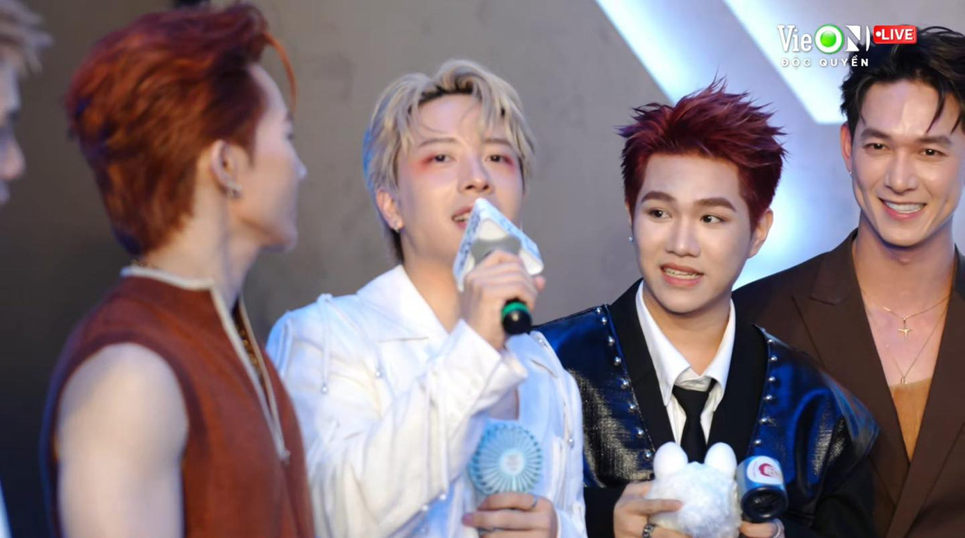 NICKY khiến fan thích thú vì quyết không từ bỏ kiểu đánh mắt cực &quot;đậm đà&quot;.