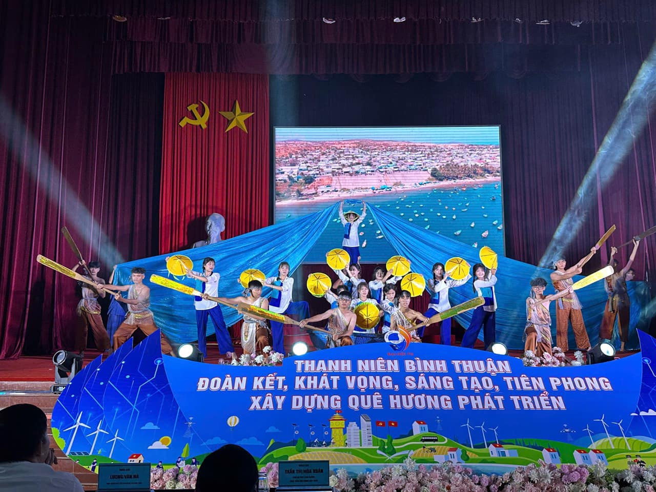 Năm nay, các đơn vị tham dự đều có sự đầu tư kỹ lưỡng về trang phục, đạo cụ, nội dung, chương trình liền mạch, kết nối theo một kịch bản xuyên suốt, có kết cấu chặt chẽ, logic giữa các tiết mục. Ảnh: Tỉnh Đoàn Bình Thuận