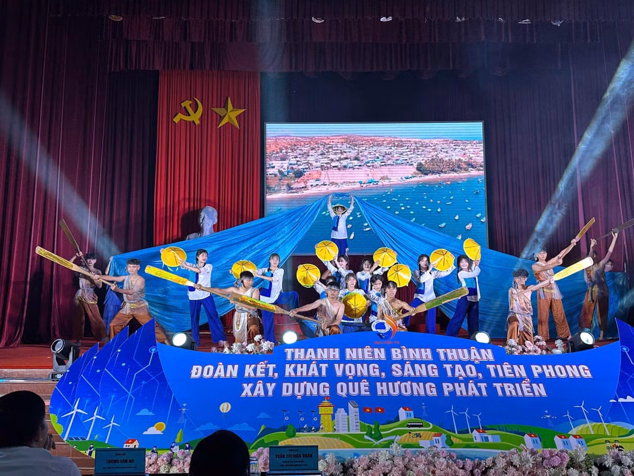 Năm nay, các đơn vị tham dự đều có sự đầu tư kỹ lưỡng về trang phục, đạo cụ, nội dung, chương trình liền mạch, kết nối theo một kịch bản xuyên suốt, có kết cấu chặt chẽ, logic giữa các tiết mục. Ảnh: Tỉnh Đoàn Bình Thuận