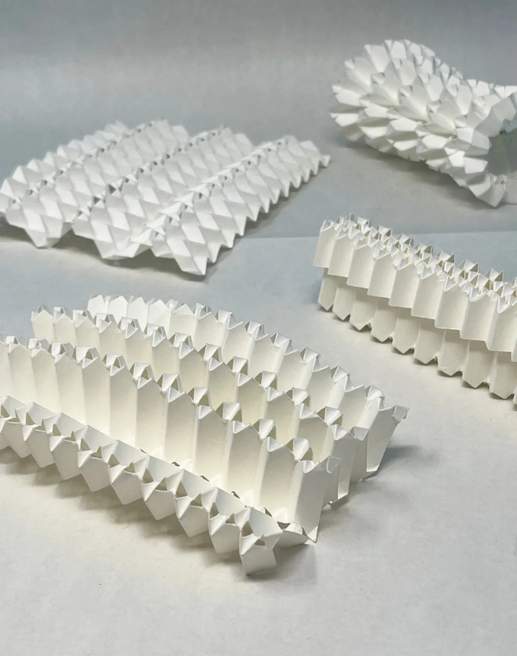 Thiết kế dạng lồi lõm giúp cho giấy có nhiều "không gian mở", đem đến khả năng chịu lực tốt.