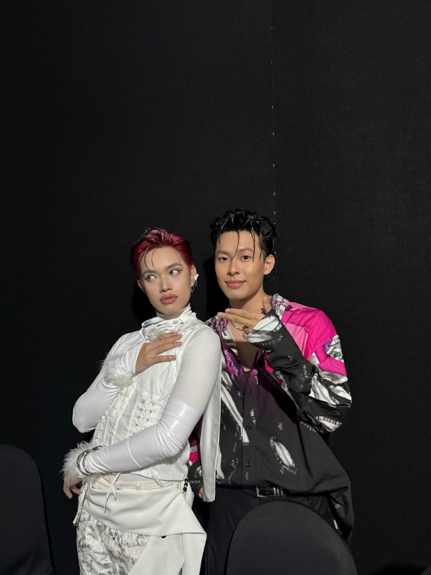 HURRYKNG check-in cùng Pháp Kiều sau sự kiện, cho biết không hài lòng với hành động vừa diễn xong đã "chuồn về" của Quang Hùng MasterD. Ảnh: HURRYKNG HURRYKNG check-in cùng Pháp Kiều sau sự kiện, cho biết không hài lòng với hành động vừa diễn xong đã "chuồn về" của Quang Hùng MasterD. Ảnh: HURRYKNG