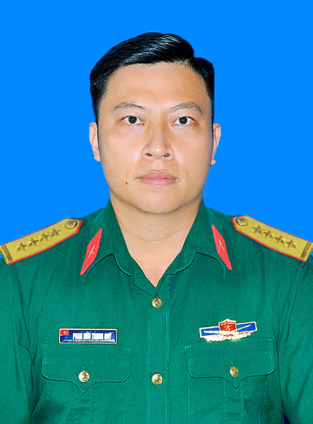Đồng chí Phan Hữu Trung Quý (sinh năm 1993) - Tiểu đoàn Trưởng khung thường trực kiêm Trợ lý Tác huấn Ban Chỉ huy Quân sự huyện Hóc Môn; Bí thư Chi đoàn Quân sự huyện. Đồng chí Phan Hữu Trung Quý (sinh năm 1993) - Tiểu đoàn Trưởng khung thường trực kiêm Trợ lý Tác huấn Ban Chỉ huy Quân sự huyện Hóc Môn; Bí thư Chi đoàn Quân sự huyện.
