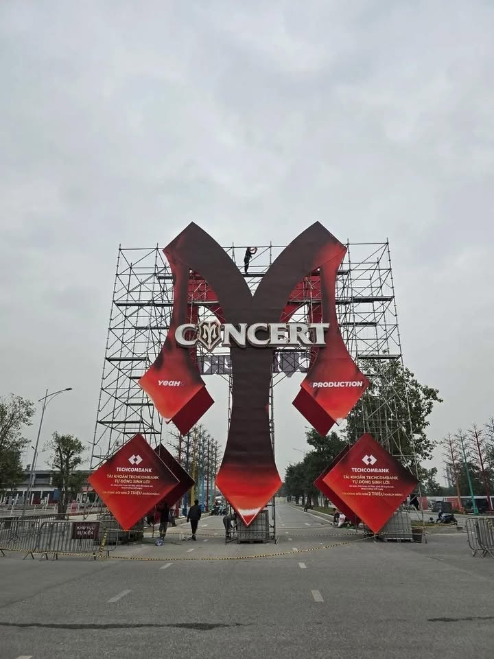 Cổng chào đã hoàn thiện chờ ngày &quot;Gai Con&quot; đổ bộ.