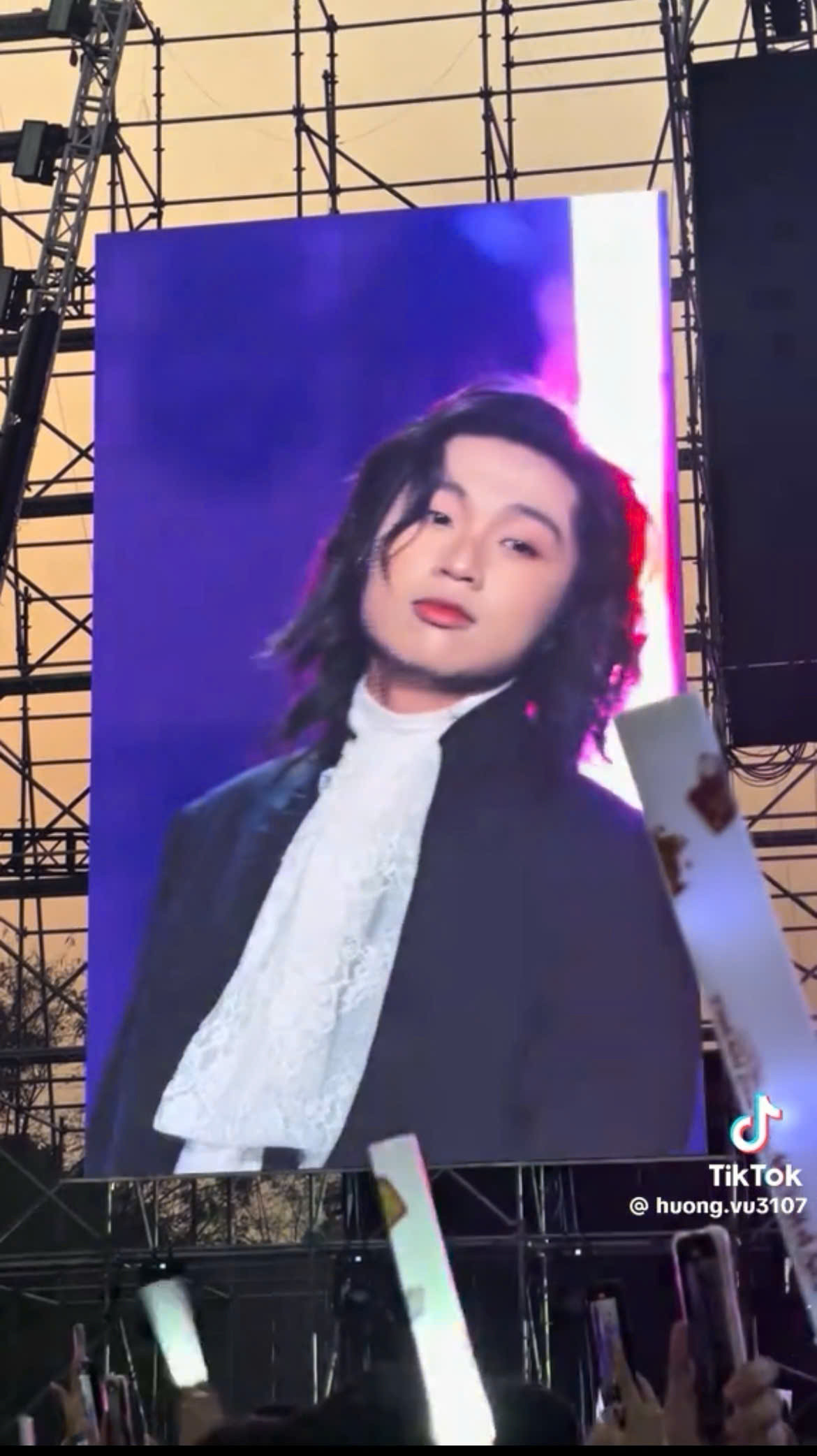 Liệu đây chỉ là một phong cách nhất thời, hay sẽ trở thành "signature" mới của nam rapper trong thời gian tới? Liệu đây chỉ là một phong cách nhất thời, hay sẽ trở thành "signature" mới của nam rapper trong thời gian tới?