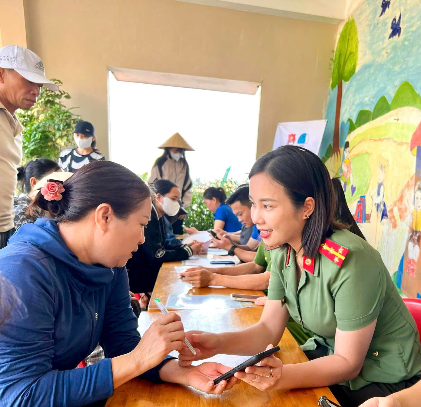 Việc cấp thẻ căn cước cho người dưới 14 tuổi sẽ góp phần giảm thiểu được giấy tờ, thủ tục hành chính, phát huy được giá trị của việc khai thác, sử dụng Cơ sở dữ liệu quốc gia về dân cư, Cơ sở dữ liệu Căn cước công dân và tiện ích của thẻ thẻ căn cước định danh điện tử. Ảnh: Tuổi trẻ Công an Quảng Bình. Việc cấp thẻ căn cước cho người dưới 14 tuổi sẽ góp phần giảm thiểu được giấy tờ, thủ tục hành chính, phát huy được giá trị của việc khai thác, sử dụng Cơ sở dữ liệu quốc gia về dân cư, Cơ sở dữ liệu Căn cước công dân và tiện ích của thẻ thẻ căn cước định danh điện tử. Ảnh: Tuổi trẻ Công an Quảng Bình.