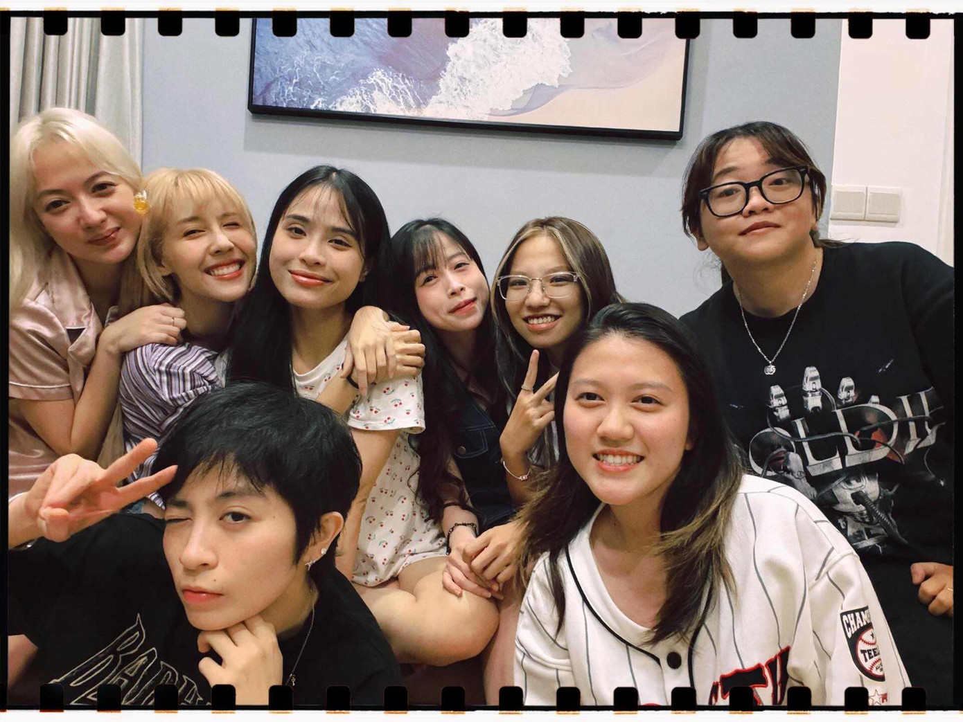 Hậu Hoàng còn đính kèm ảnh chụp cùng hội Chị Đẹp Đạp Gió 2024 vào sinh nhật Kiều Anh.