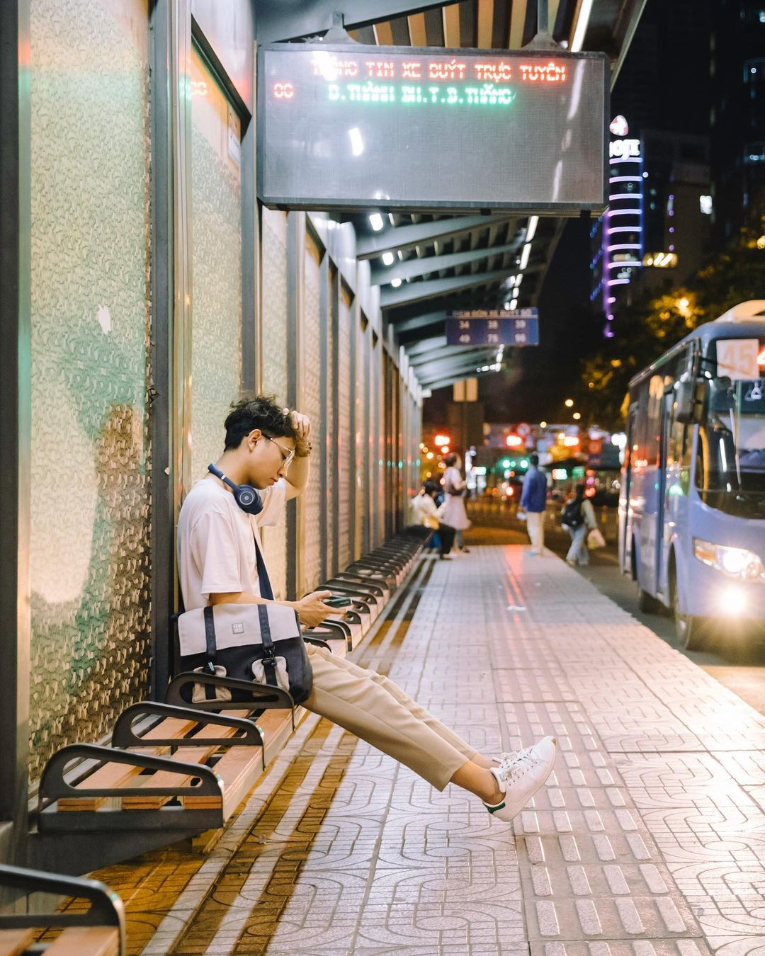 Khi trời tối, trạm trung chuyển "lên đèn" giúp những tấm hình sống ảo càng trở nên lung linh. Ảnh: Bùi Quang Thụy Khi trời tối, trạm trung chuyển "lên đèn" giúp những tấm hình sống ảo càng trở nên lung linh. Ảnh: Bùi Quang Thụy