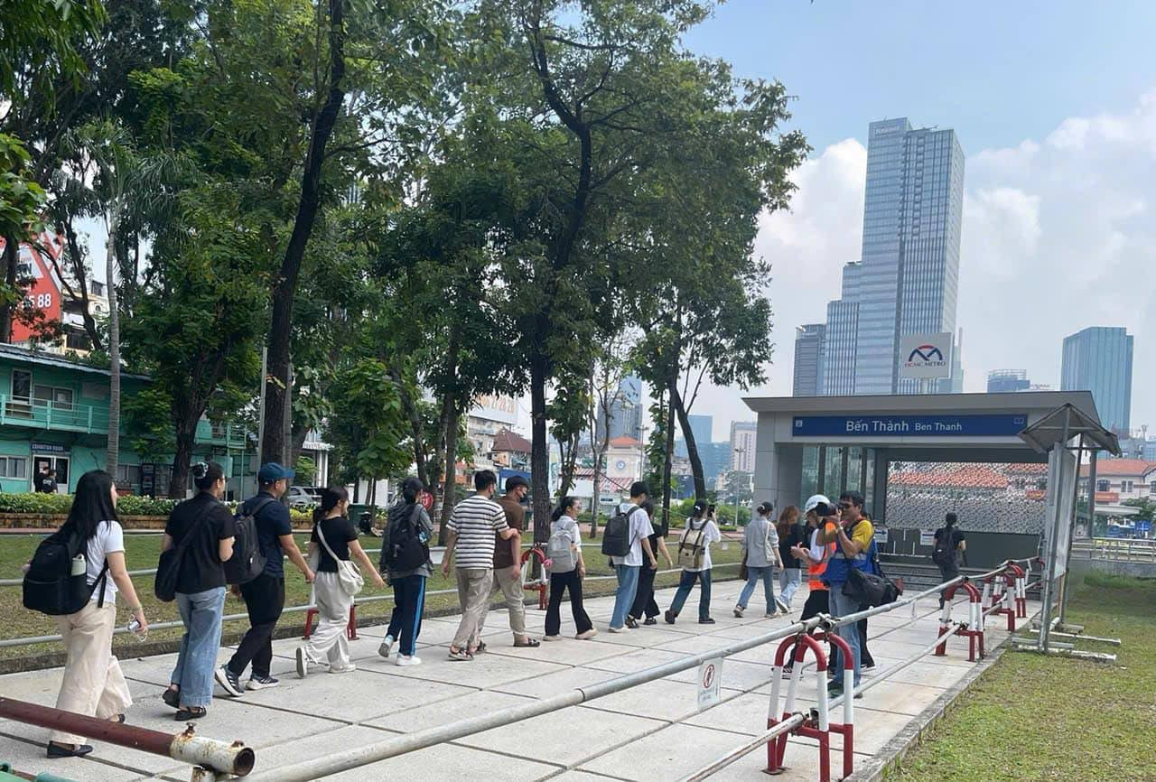 Hành khách nên mang theo hành lý gọn nhẹ khi đi tàu. Ảnh: HCMC Metro Confessions