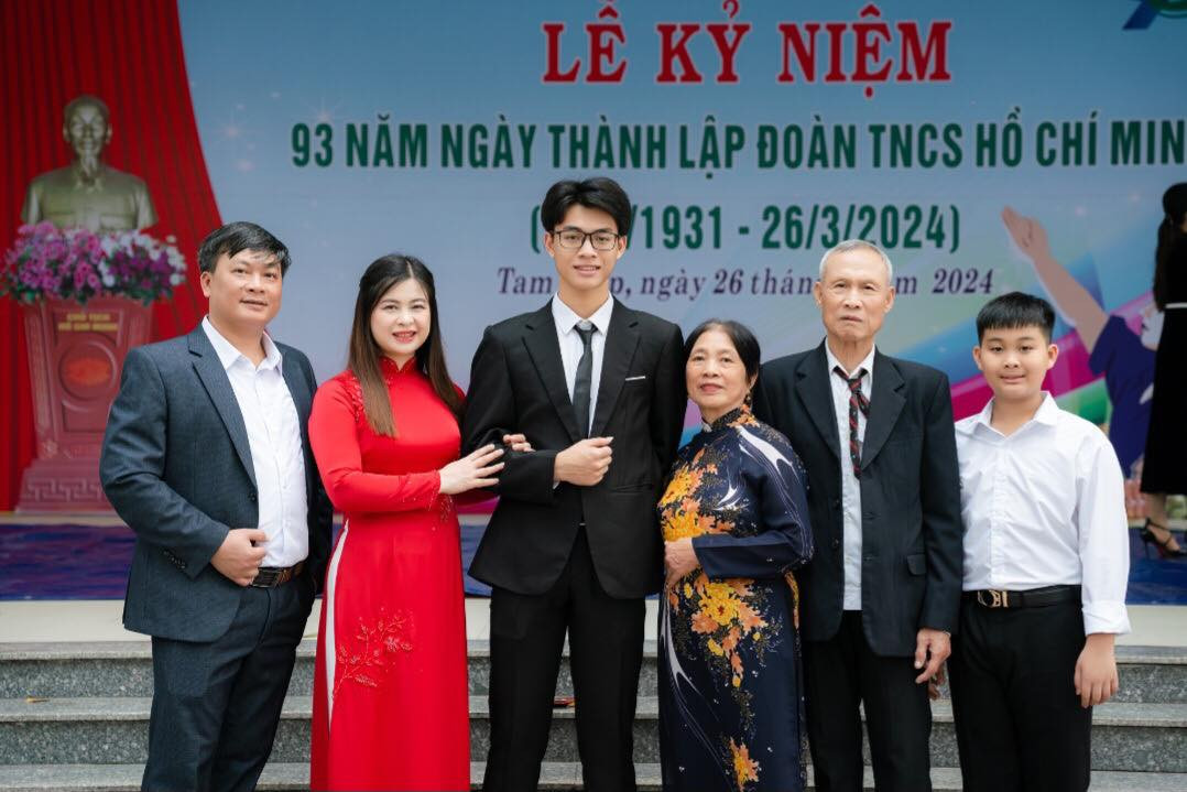 Chặng đường của tân Nam vương luôn có sự đồng hành của gia đình. Chặng đường của tân Nam vương luôn có sự đồng hành của gia đình.