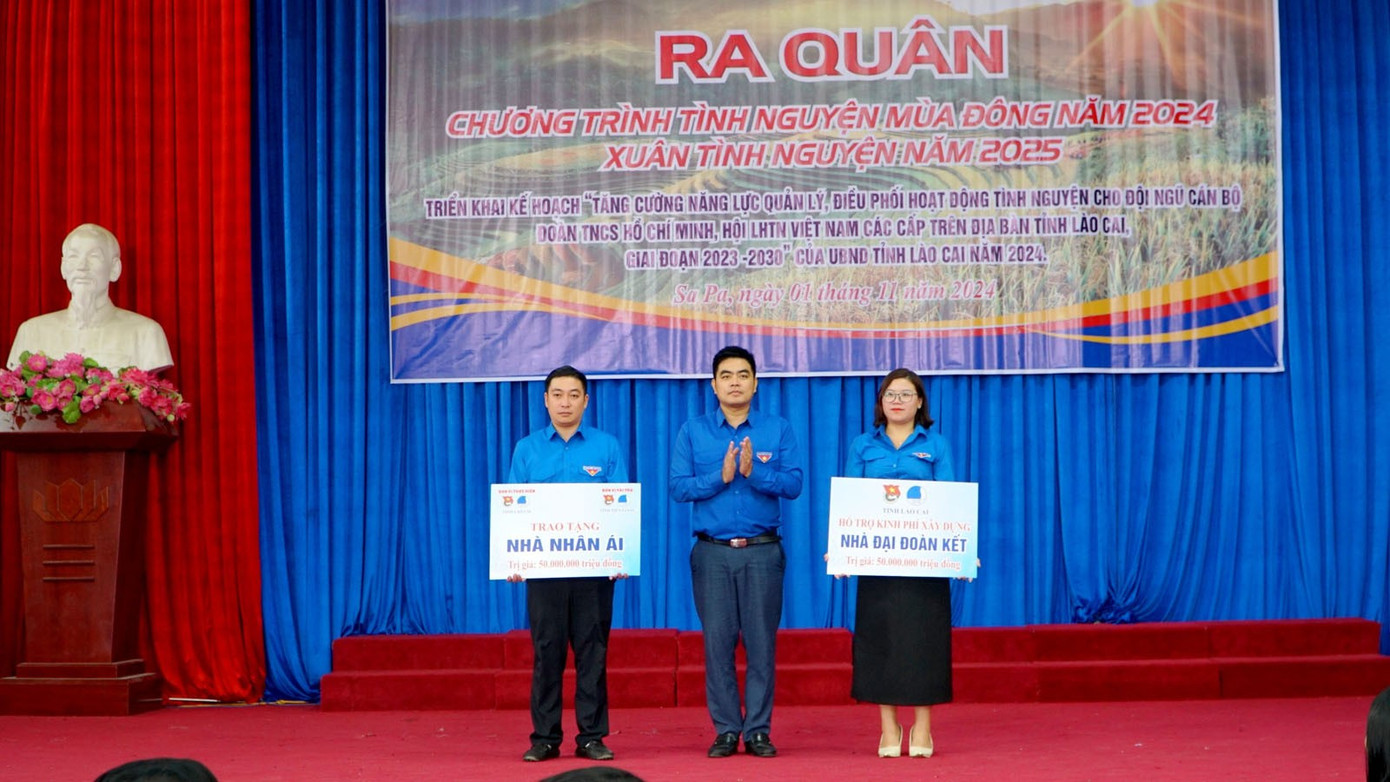 Phần hỗ trợ giúp người dân khắc phục hậu quả sau bão. Đồng thời Tỉnh Đoàn còn tặng chế phẩm sinh học xử lý môi trường cho mô hình phòng chống rác thải nhựa của thị xã Sa Pa. Ảnh: Báo Lào Cai