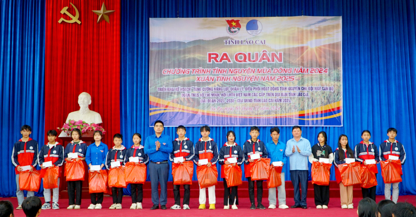 Phối hợp, hỗ trợ Tỉnh đoàn - Hội LHTN Việt Nam tỉnh Đồng Nai trao tặng quà cho 30 học sinh có hoàn cảnh khó khăn trên địa bàn thị xã. Ảnh: Báo Lào Cai
