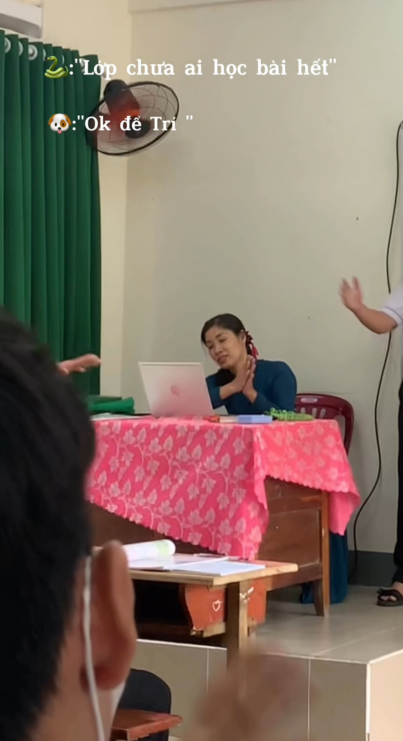 Netizen cho rằng dù tỏ ra bình tĩnh và hết sức nhịn cười nhưng có lẽ cô giáo đã rất xúc động trước món quà âm nhạc này.