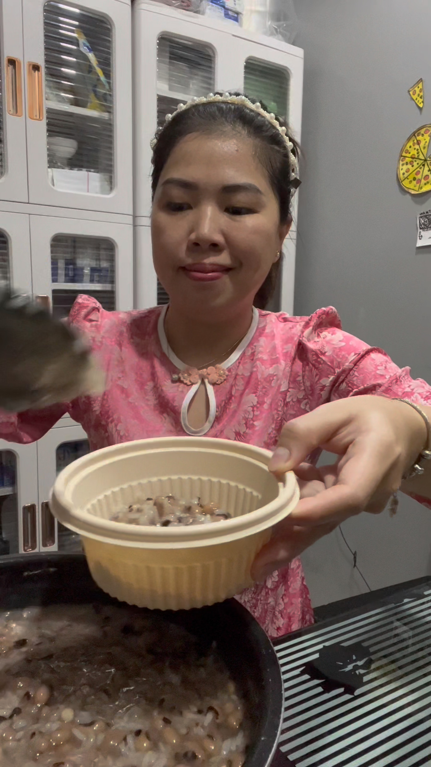 Khung cảnh chuẩn bị đồ ăn của chị Phượng Singapore. (Ảnh chụp màn hình) Khung cảnh chuẩn bị đồ ăn của chị Phượng Singapore. (Ảnh chụp màn hình)