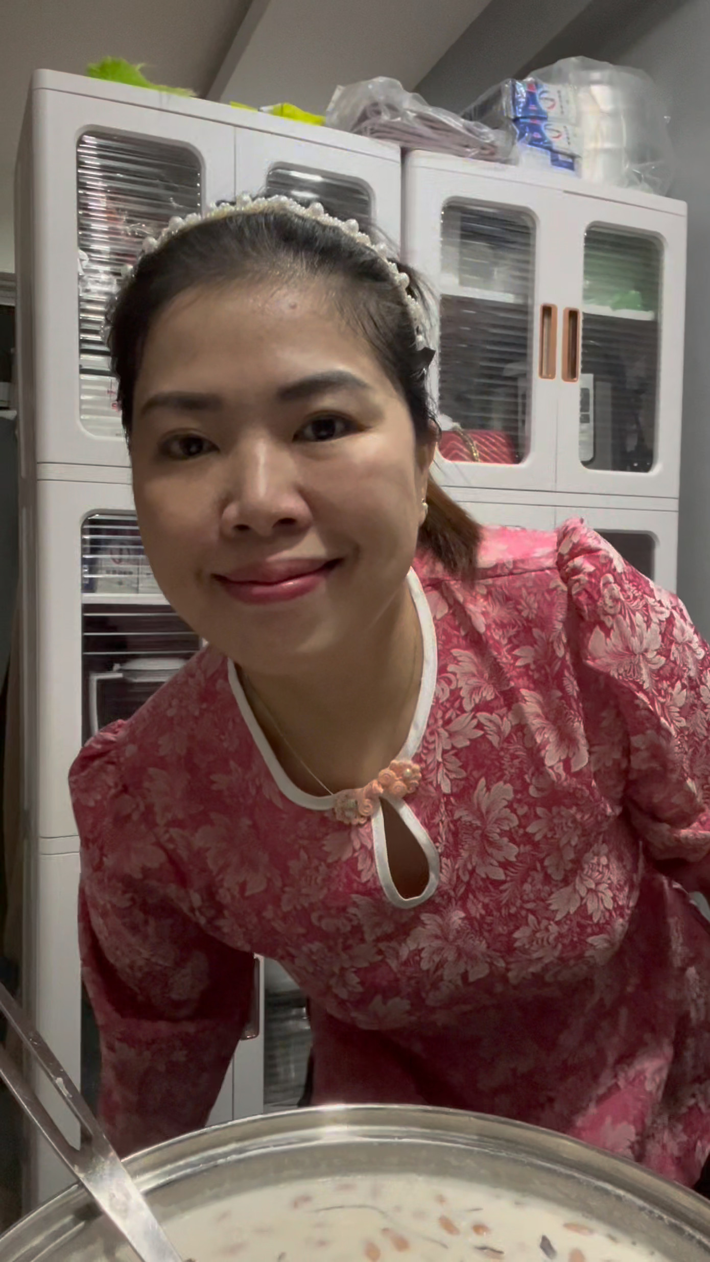 Khung cảnh chuẩn bị đồ ăn của chị Phượng Singapore. (Ảnh chụp màn hình) Khung cảnh chuẩn bị đồ ăn của chị Phượng Singapore. (Ảnh chụp màn hình)