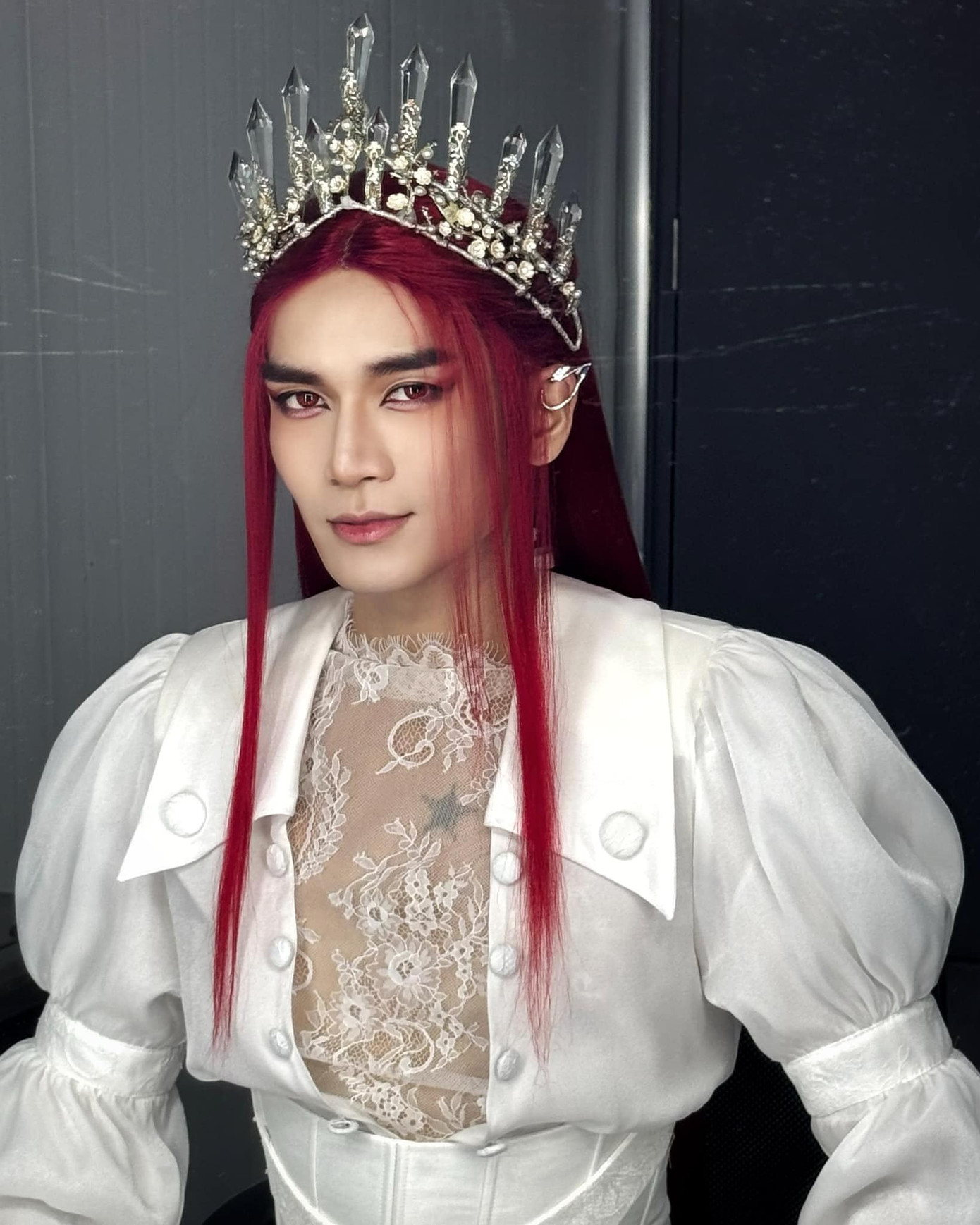 BB Trần cuốn hút với mái tóc đỏ cùng chiếc vương miện cầu kỳ. BB Trần cuốn hút với mái tóc đỏ cùng chiếc vương miện cầu kỳ.