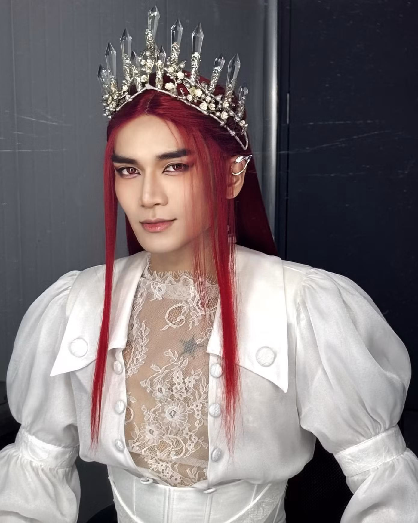 BB Trần cuốn hút với mái tóc đỏ cùng chiếc vương miện cầu kỳ.