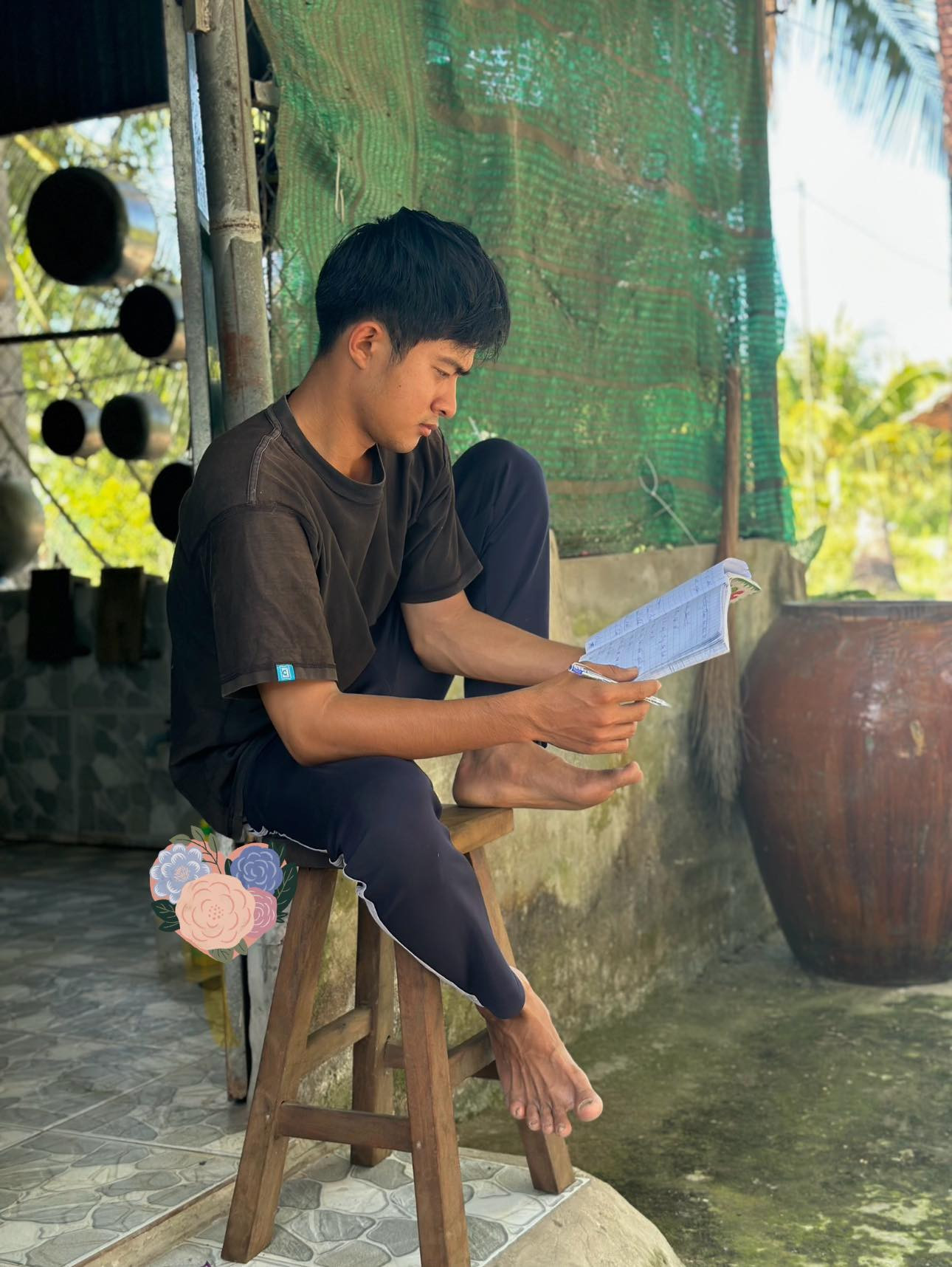 Dù rất muốn trả lời tin nhắn của khán giả nhưng anh chàng phải xin thứ lỗi vì "bấm không nổi". Dù rất muốn trả lời tin nhắn của khán giả nhưng anh chàng phải xin thứ lỗi vì "bấm không nổi".