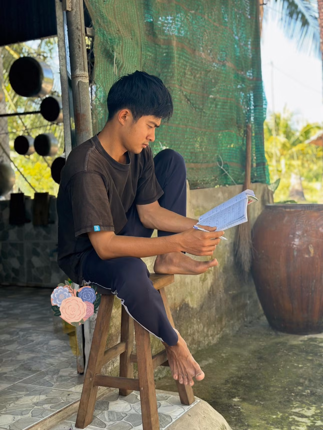 Dù rất muốn trả lời tin nhắn của khán giả nhưng anh chàng phải xin thứ lỗi vì "bấm không nổi".