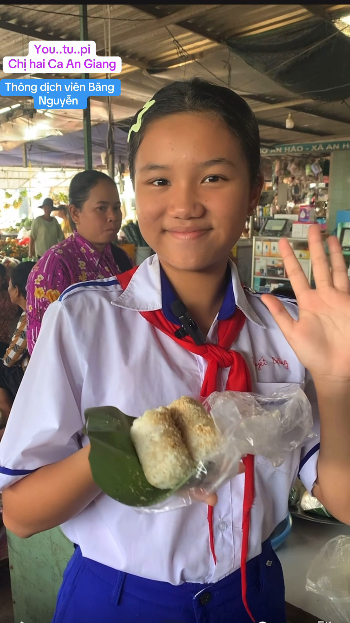 Với những "chiếc" video đầy nhiệt huyết, cô bạn nhận được nhiều sự quan tâm của cư dân mạng vì độ tự tin như một hướng dẫn viên thực thụ.