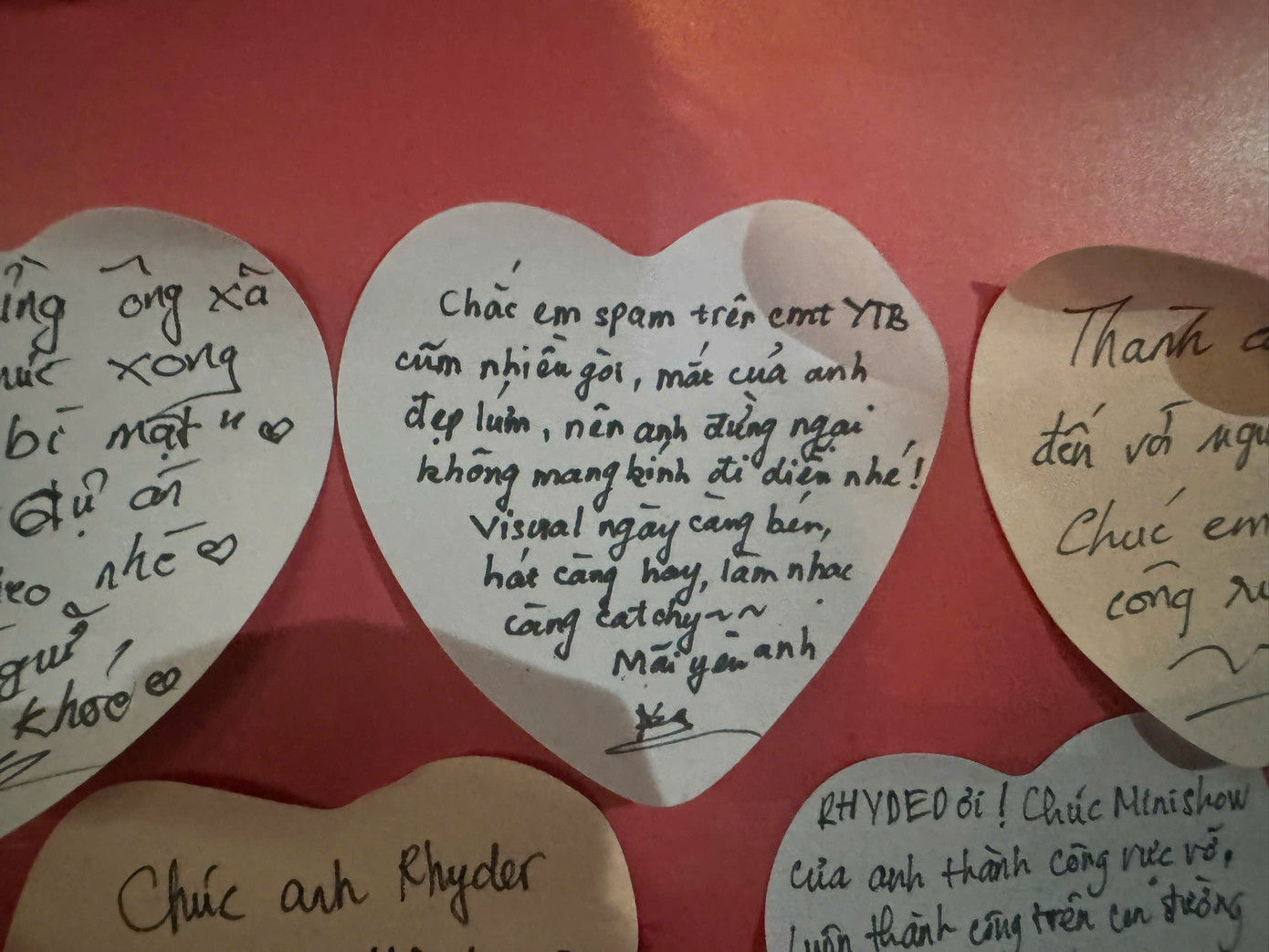 Fan mê tít chiếc visual ngày càng &quot;bén&quot; của RHYDER và hy vọng nam ca sĩ tự tin khoe đôi mắt long lanh thay vì giấu đằng sau cặp kính đen.