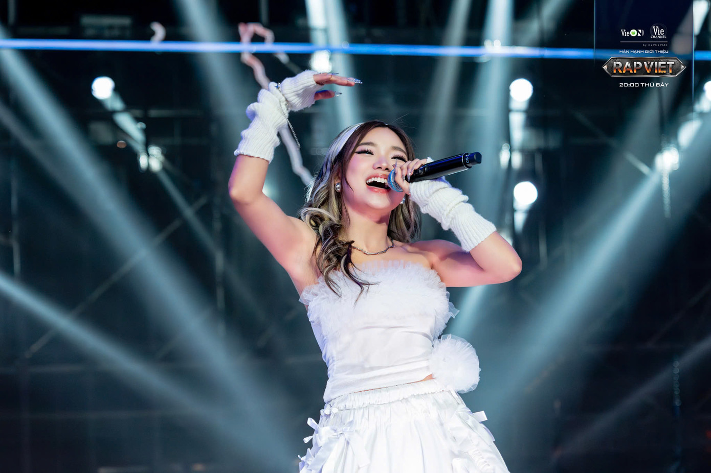 Sử dụng sample từ Ngày Chưa Giông Bão, DANMY thể hiện khả năng trình diễn ấn tượng.