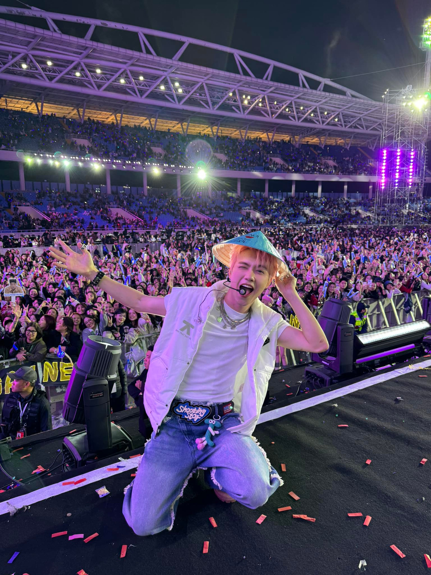 JSOL bày tỏ: &quot;Mỗi lần concert là mỗi lần học, rút kinh nghiệm và cống hiến thật nhiều để càng làm thì càng giỏi hơn, hay hơn và được mọi người công nhận nhiều hơn. Nên nếu hôm qua có sai sót gì thì cả nhà mình thông cảm cho ê-kíp và các anh em nhé&quot;.