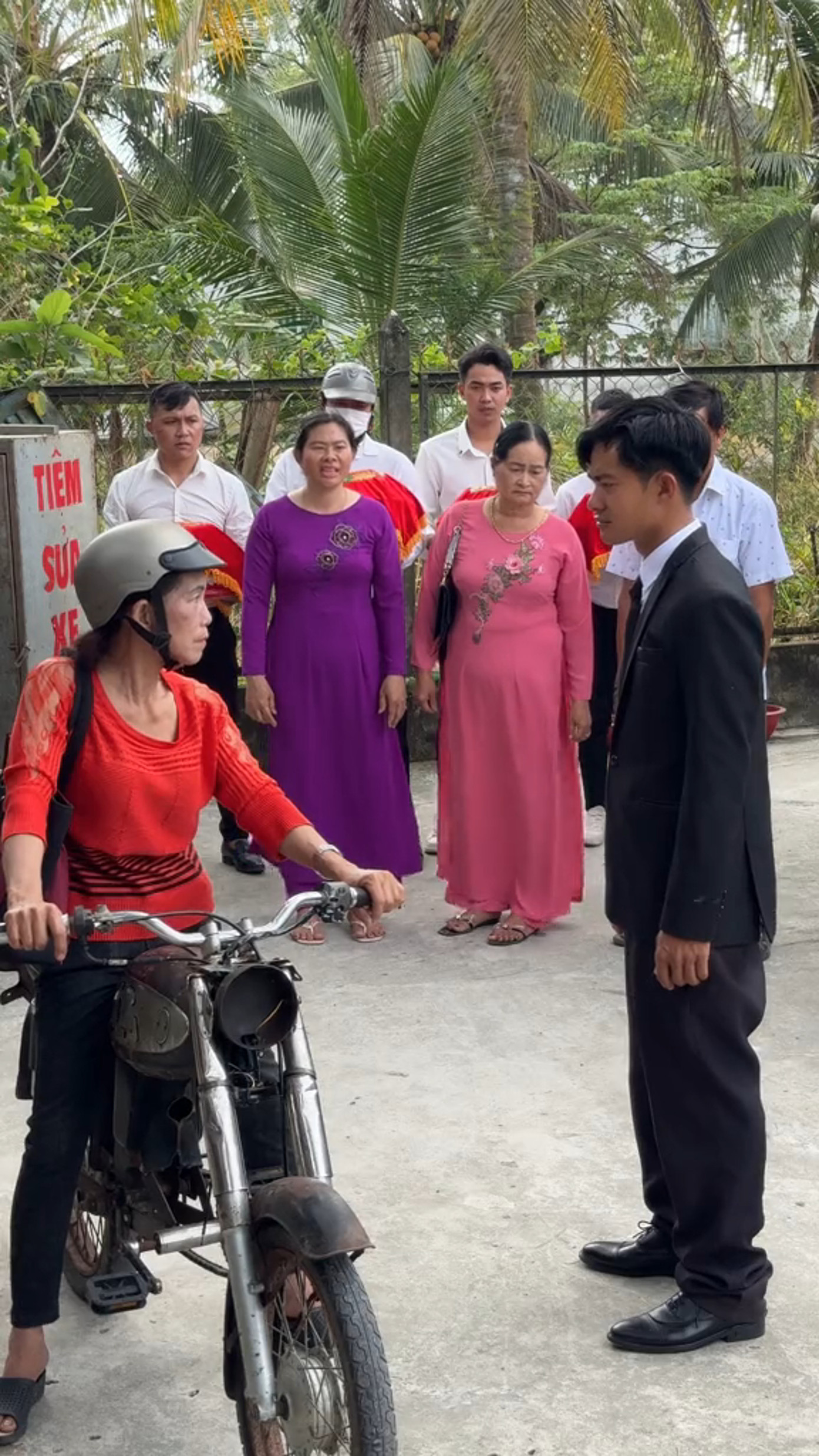 Video đem đến nhiều yếu tố bất ngờ khiến người xem cảm thấy thích thú. Video đem đến nhiều yếu tố bất ngờ khiến người xem cảm thấy thích thú.