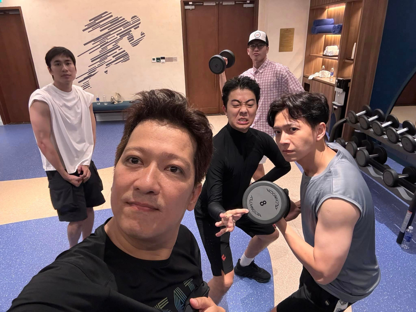 Sau buổi tập, ai nấy cũng tự tin khoe cơ bắp, còn Cris Phan thì khoe... cơ mặt. Ảnh: Nabi Nhã Phương Sau buổi tập, ai nấy cũng tự tin khoe cơ bắp, còn Cris Phan thì khoe... cơ mặt. Ảnh: Nabi Nhã Phương