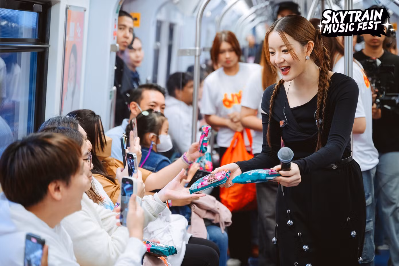 Khán giả tặng quà cho nghệ sĩ có khả năng "rơi vào dĩ vãng" trên chuyến tàu khi nghệ sĩ tổ chức tặng quà cho khán giả tham dự.