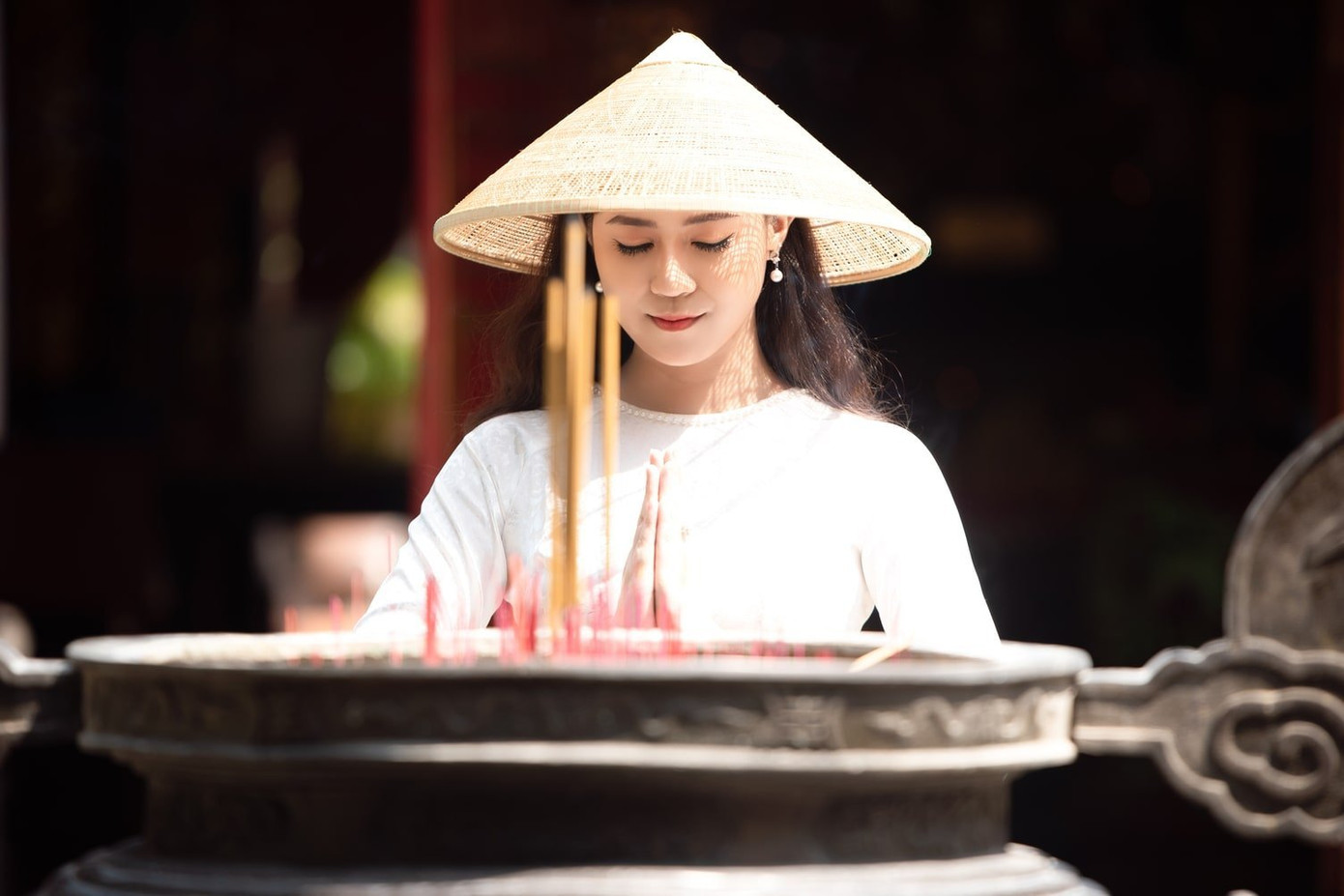 Khi chụp hình tại Lăng Ông Bà Chiểu, chú ý giữ trật tự và không tạo dáng &quot;khó&quot; để giữ nét tôn nghiêm nhé! Ảnh: Love Áo Dài