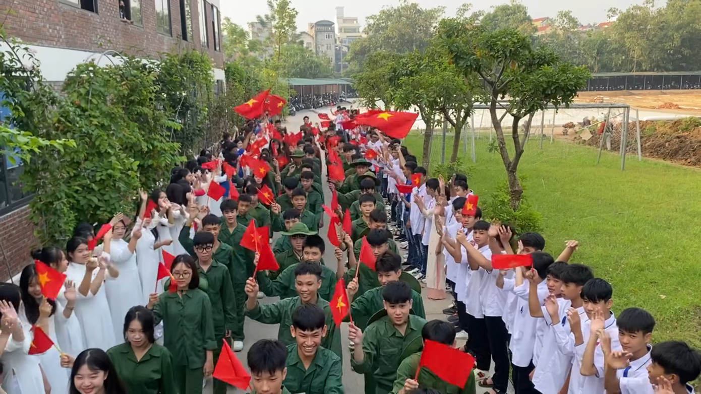Màu cờ đỏ tung bay tái hiện bầu không khí hân hoan của ngày Giải phóng Thủ đô. Nguồn: Trường THPT Vũ Thê Lang Màu cờ đỏ tung bay tái hiện bầu không khí hân hoan của ngày Giải phóng Thủ đô. Nguồn: Trường THPT Vũ Thê Lang