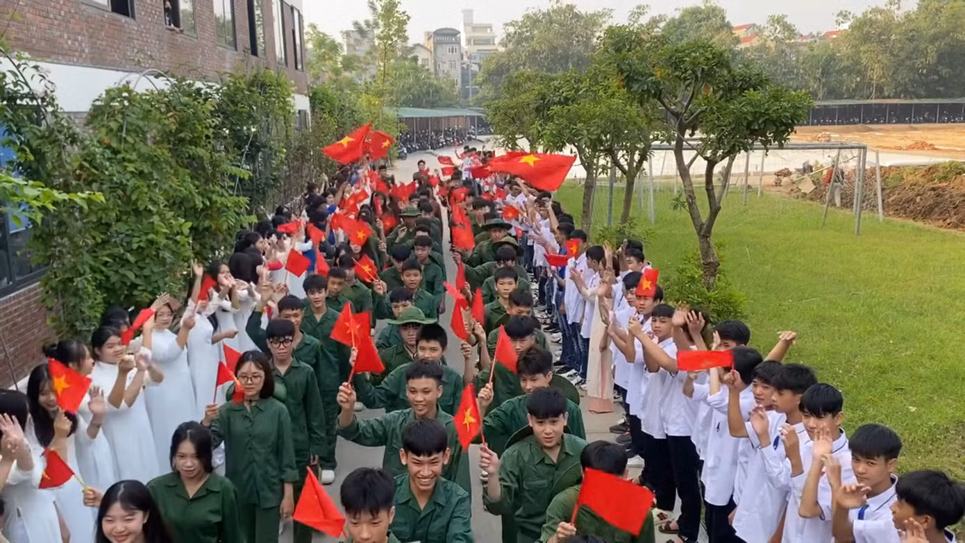Màu cờ đỏ tung bay tái hiện bầu không khí hân hoan của ngày Giải phóng Thủ đô. Nguồn: Trường THPT Vũ Thê Lang