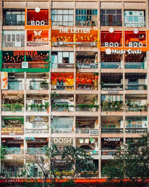 Được mệnh danh là &quot;hẻm xéo Sài Gòn&quot;, chung cư 42 Nguyễn Huệ sở hữu vibe khiến nhiều bạn trẻ &quot;rất yêu&quot;. Ảnh: Phan Đăng Khoa