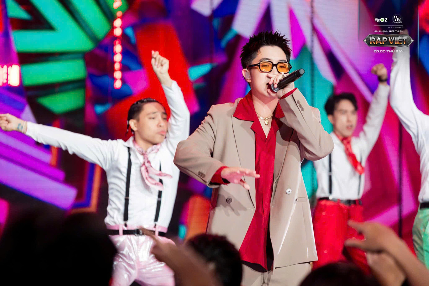 Karik và B Ray đối lập với nhau trong vấn đề khách mời góp mặt hỗ trợ thí sinh Mason Nguyễn.