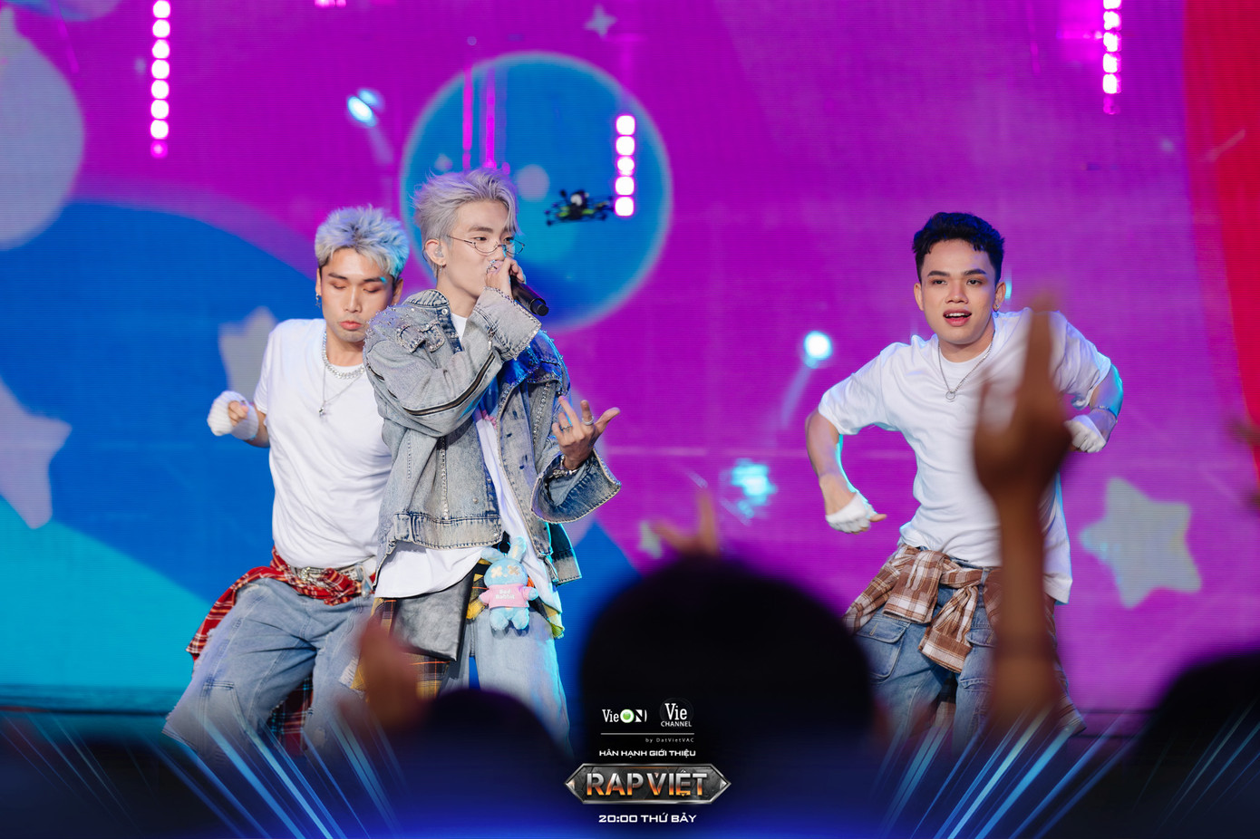 CoolKid gỡ bỏ vẻ "cool ngầu" để hóa thân thành chàng trai đang theo đuổi cô gái. CoolKid gỡ bỏ vẻ "cool ngầu" để hóa thân thành chàng trai đang theo đuổi cô gái.