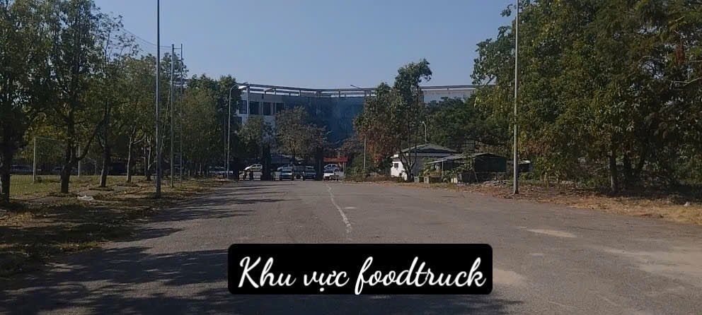 FC Captain Boy đi khảo sát địa điểm đặt food truck. Ảnh: @fccaptainboy_hanoi
