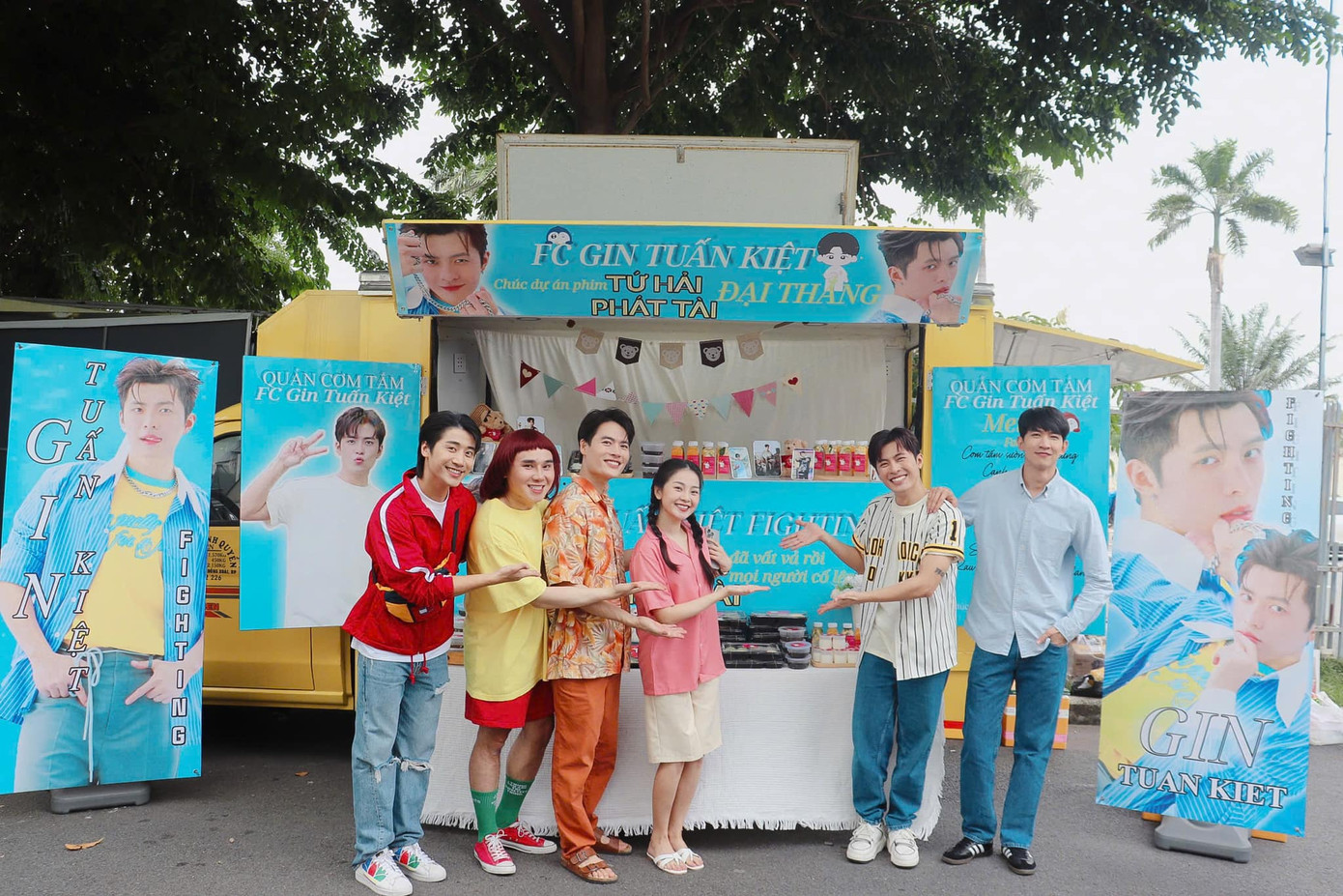Dàn nghệ sĩ cùng chụp ảnh tại food truck do FC Gin Tuấn Kiệt gửi đến phim trường.