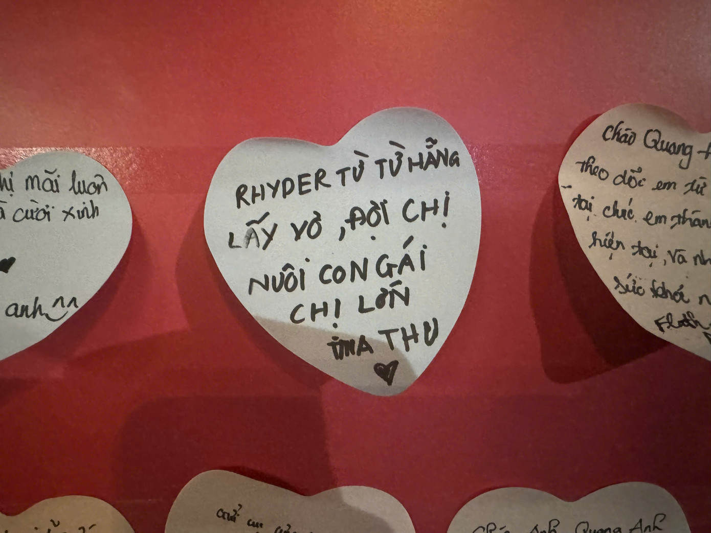 Khi bạn đi &quot;đu idol&quot; nhưng đã có con nhỏ thì văn mẫu nhắn gửi sẽ là: &quot;RHYDER từ từ hẵng lấy vợ, đợi chị nuôi con gái lớn&quot;.