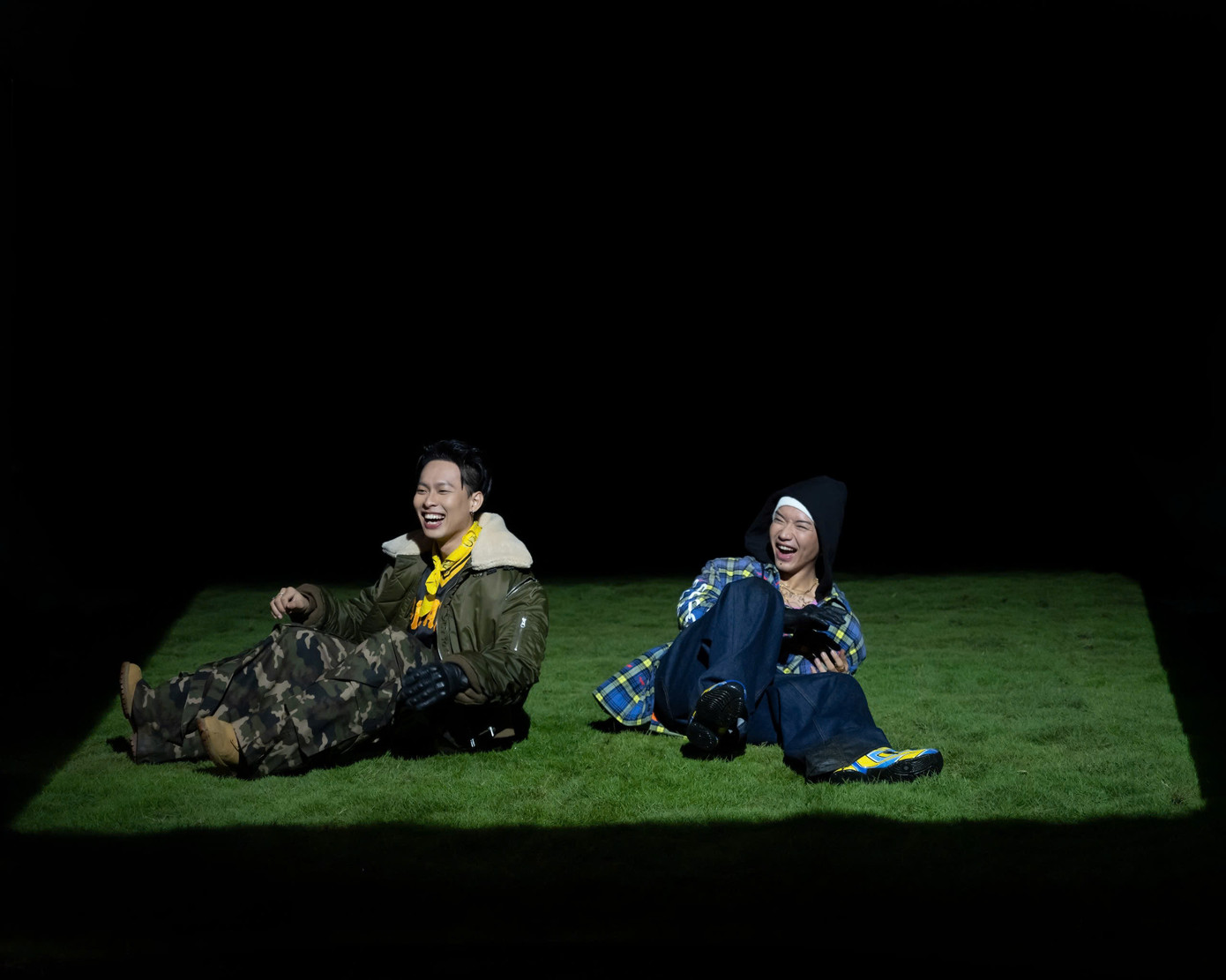 Thế là từ một cuộc trò chuyện ngẫu hứng, HURRYKNG đã chính thức góp mặt trong dự án Thờ ơ. Thế là từ một cuộc trò chuyện ngẫu hứng, HURRYKNG đã chính thức góp mặt trong dự án Thờ ơ.