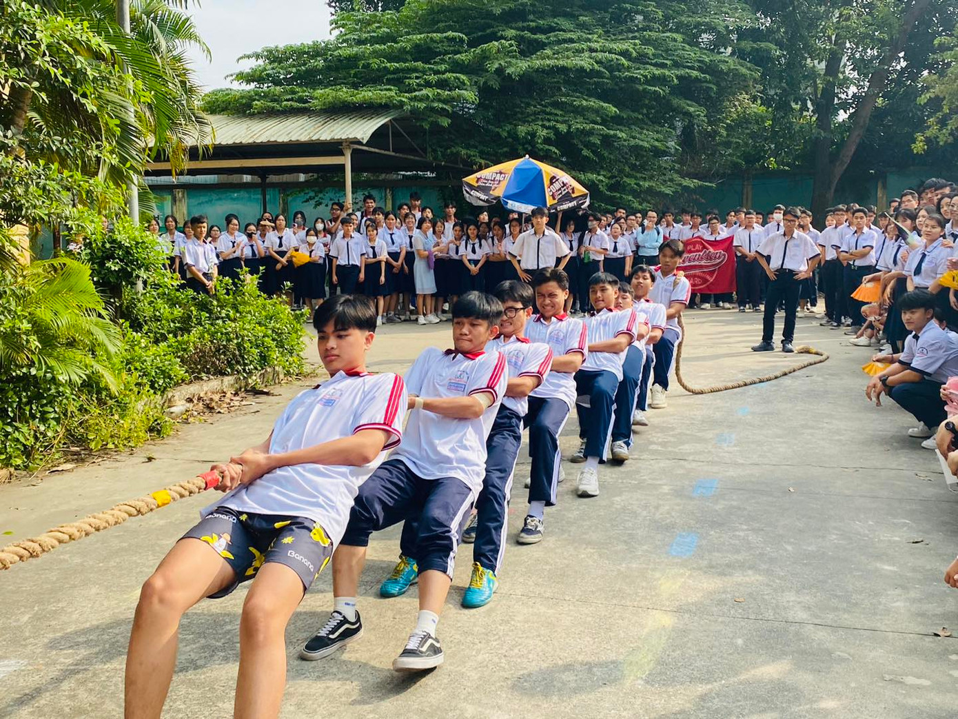 Ảnh: Đoàn Trường THPT Nguyễn Hữu Cảnh