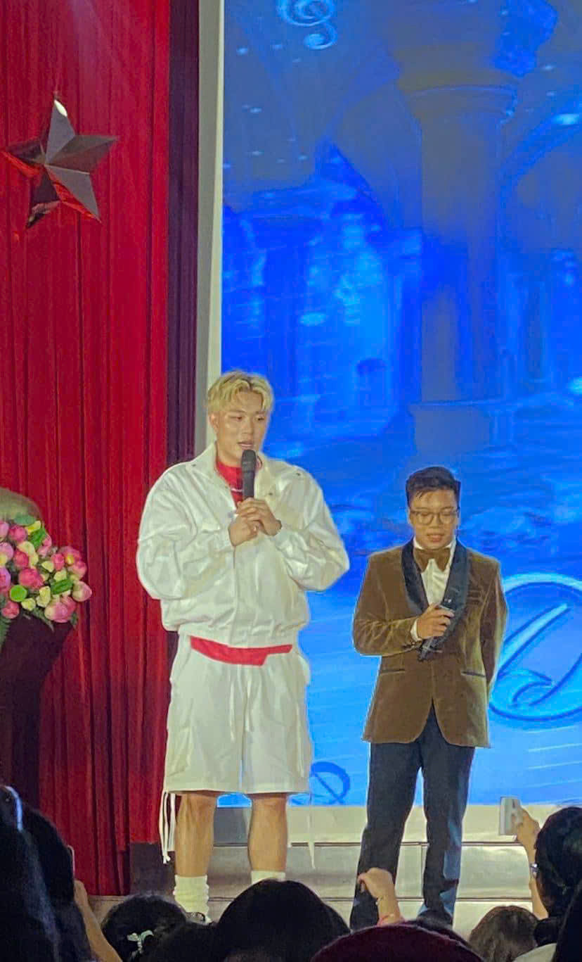 Dương Domic gây “choáng” bởi vẻ ngoài hệt như “người khổng lồ” khi đứng bên cạnh MC. Dương Domic gây “choáng” bởi vẻ ngoài hệt như “người khổng lồ” khi đứng bên cạnh MC.