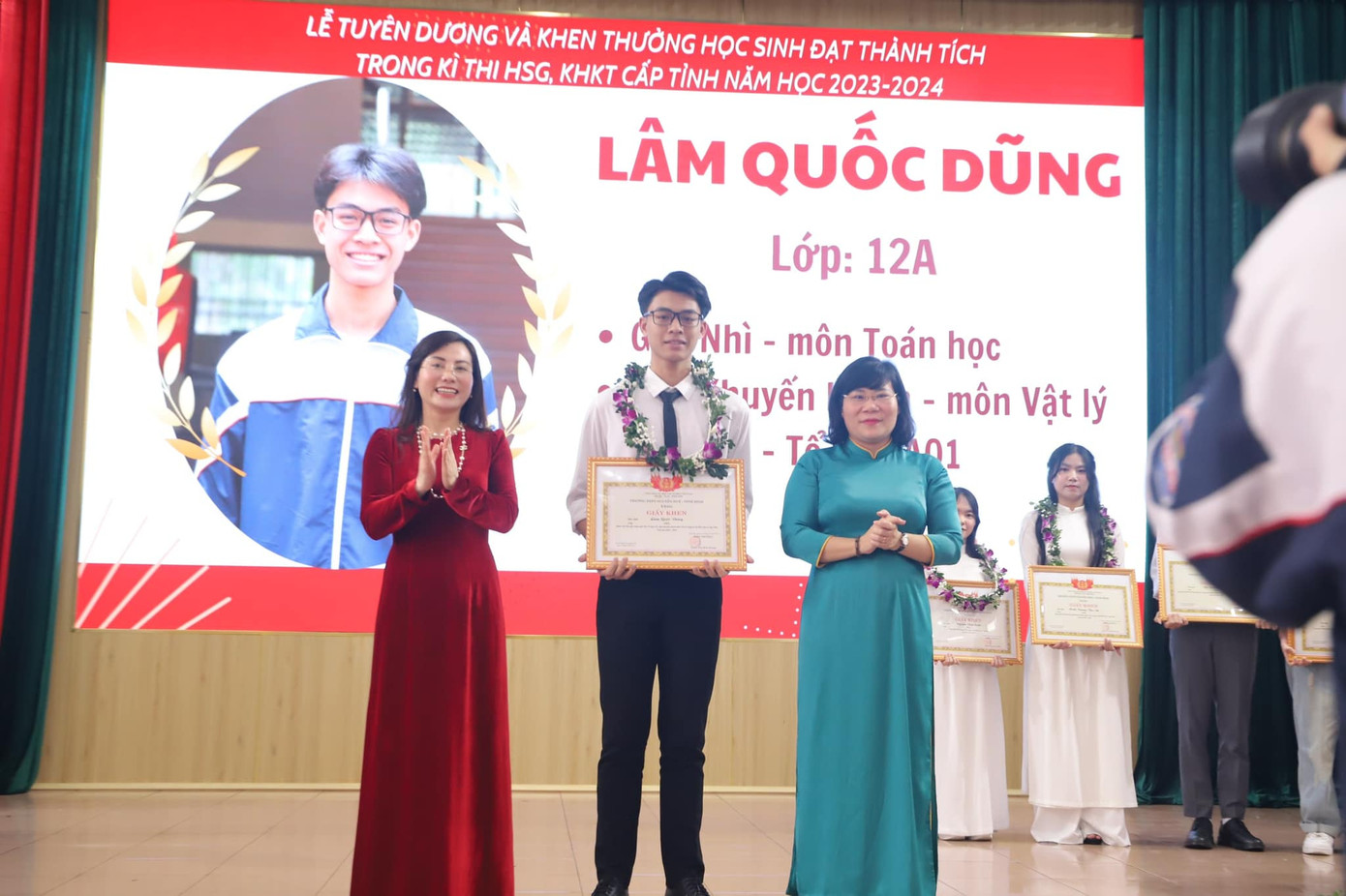 Ở kỳ thi tốt nghiệp THPT, Dũng đạt 28,1 điểm tổ hợp A01 (Toán, Lí, Anh), cao nhất trường THPT Nguyễn Huệ (Ninh Bình), nằm trong top thí sinh có điểm cao nhất tỉnh Ninh Bình. Ở kỳ thi tốt nghiệp THPT, Dũng đạt 28,1 điểm tổ hợp A01 (Toán, Lí, Anh), cao nhất trường THPT Nguyễn Huệ (Ninh Bình), nằm trong top thí sinh có điểm cao nhất tỉnh Ninh Bình.