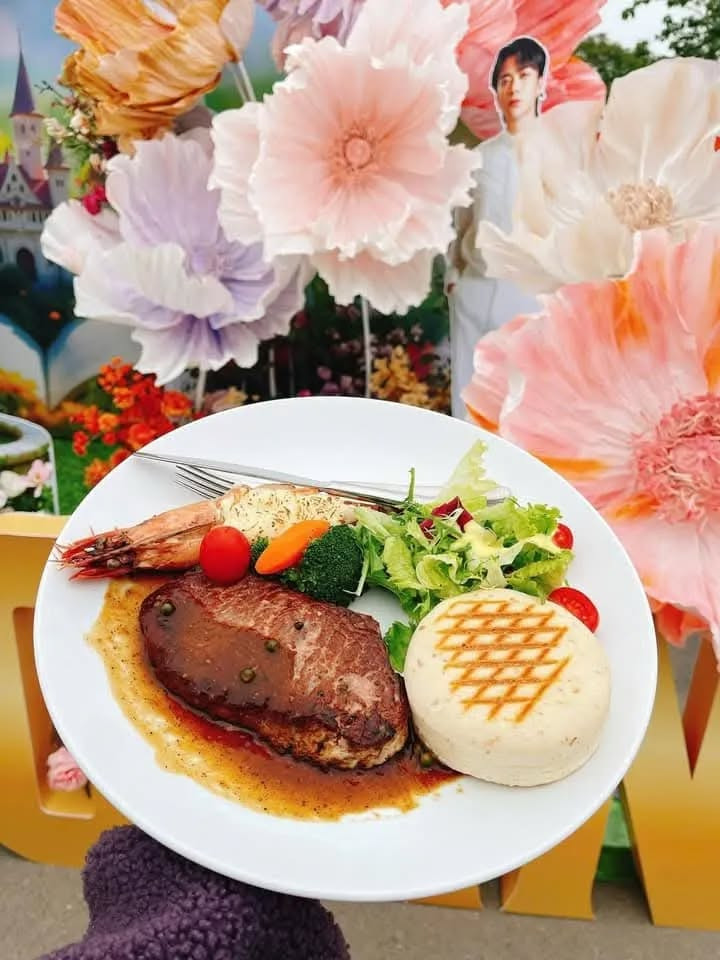 Phần ăn chuẩn nhà hàng 5 sao dành cho các "anh tài". Phần ăn chuẩn nhà hàng 5 sao dành cho các "anh tài".