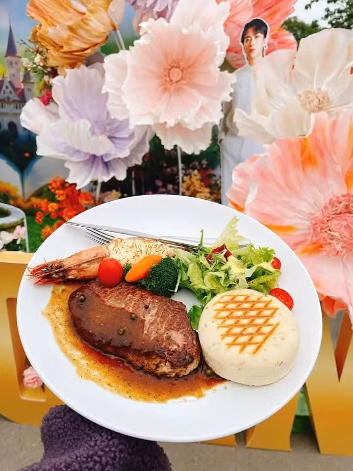 Phần ăn chuẩn nhà hàng 5 sao dành cho các "anh tài".