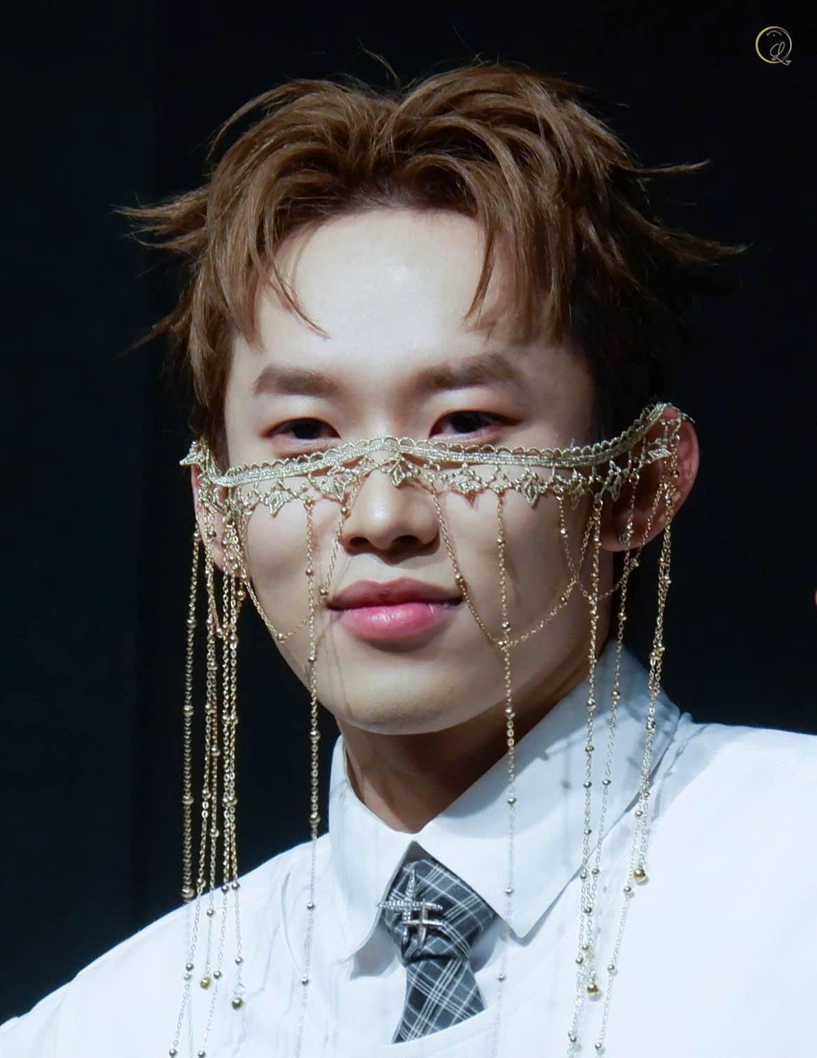 Kay Trần từng khiến fan "say đắm" trong tạo hình chú rể cùng chiếc face chain tinh xảo. Kay Trần từng khiến fan "say đắm" trong tạo hình chú rể cùng chiếc face chain tinh xảo.